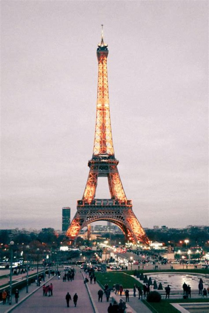 Are Eiffel Tower Pictures illegal?
