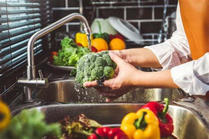 Can E coli be washed off vegetables
