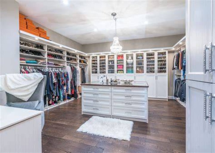 Does a closet need a header