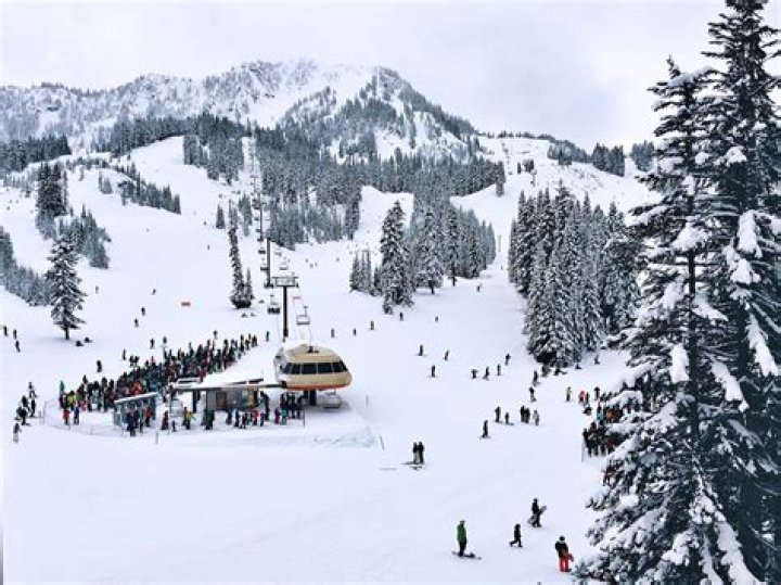 Does Stevens Pass have a lodge?
