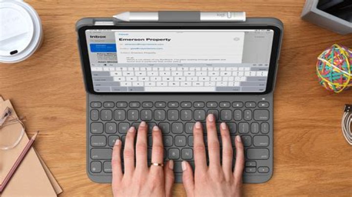 How do I customize my iPad keyboard?