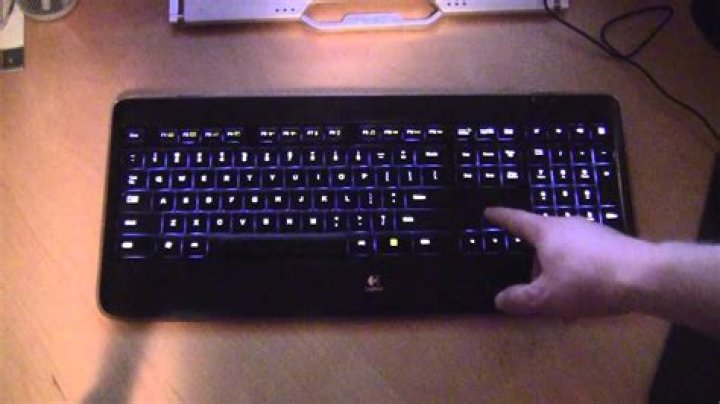 How do I know when Logitech k800 keyboard is fully charged?