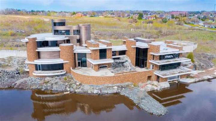 How do mansions become abandoned?