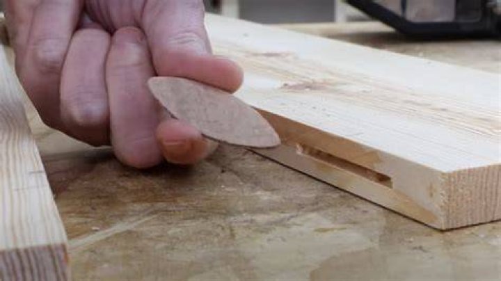 How do you cut biscuit joints