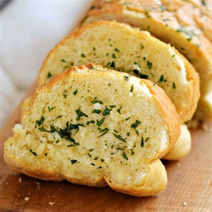 How does Gordon Ramsay make garlic bread?