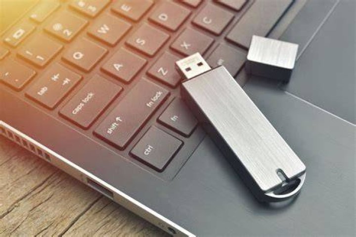 How does USB flash drive work?