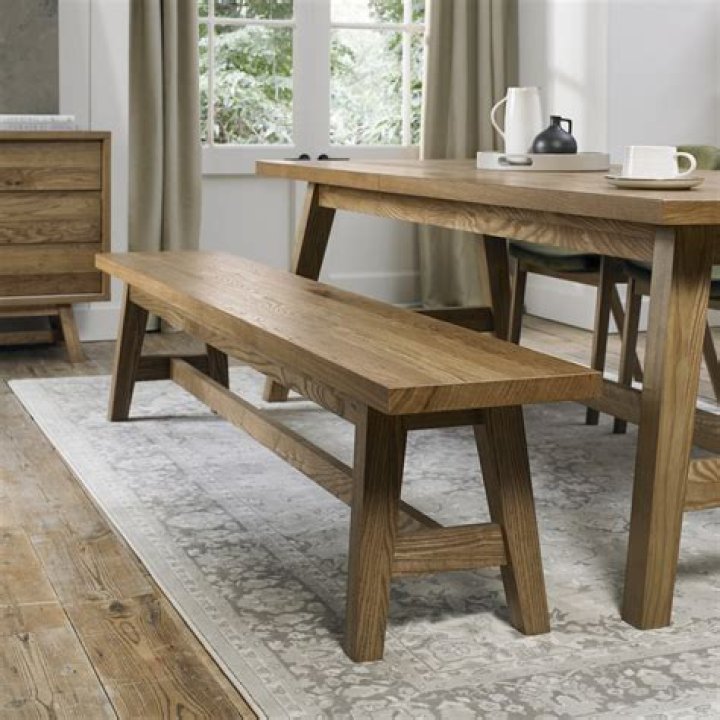 How wide should a dining table bench be