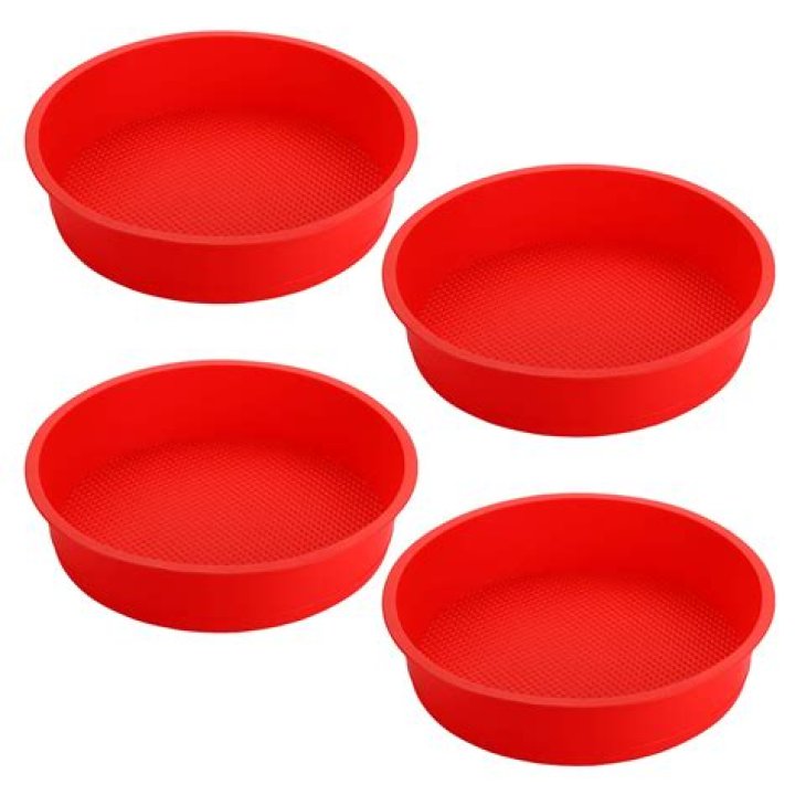Should silicone baking pans be greased?