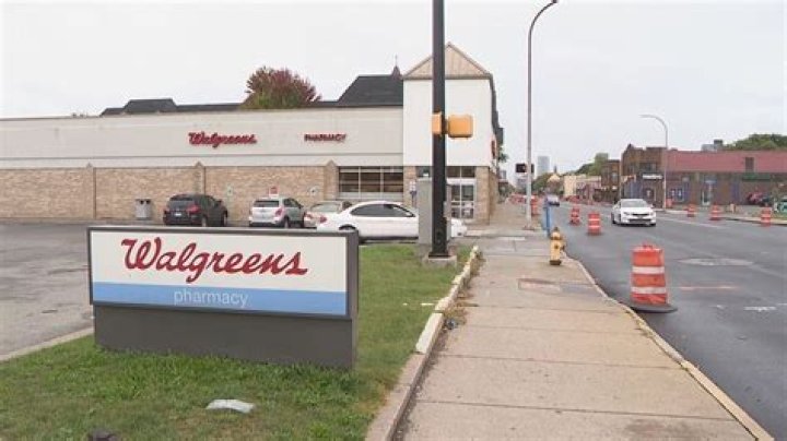 What does Walgreens distribution center pay?