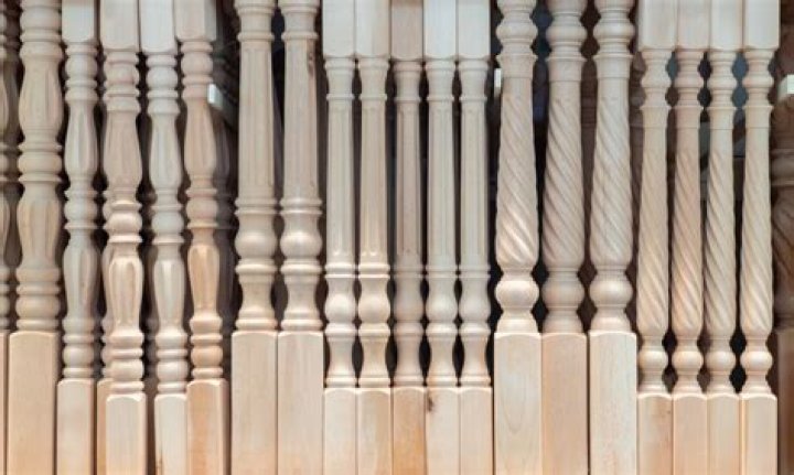 What is the difference between balusters and spindles?
