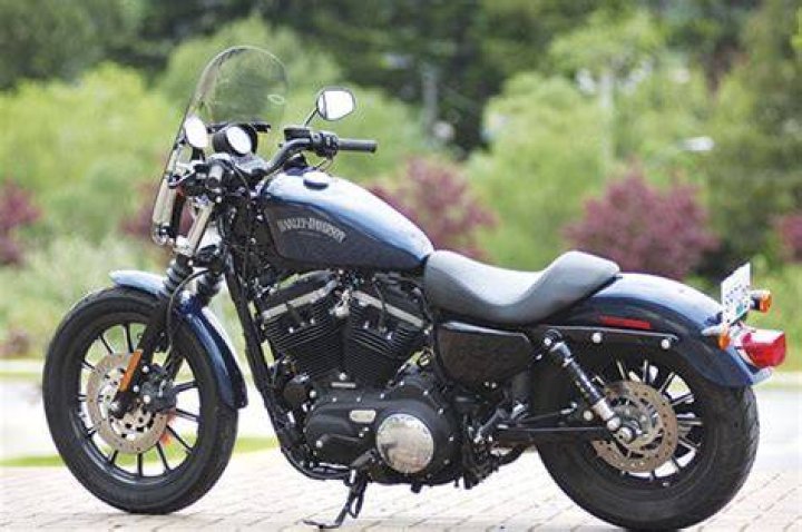 What is the difference between iron 883 and superlow?