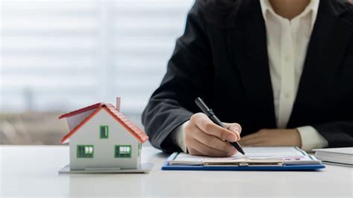 What is the main objective of investing in equity REITs