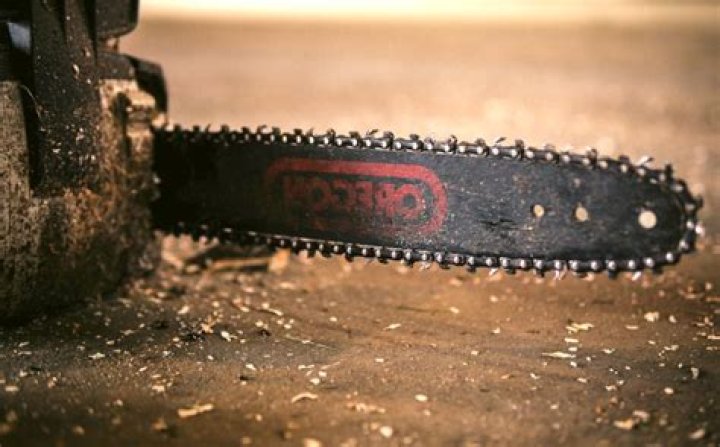 When should a chainsaw chain be replaced