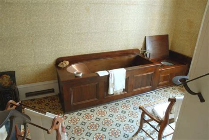 When were bathtubs first used?